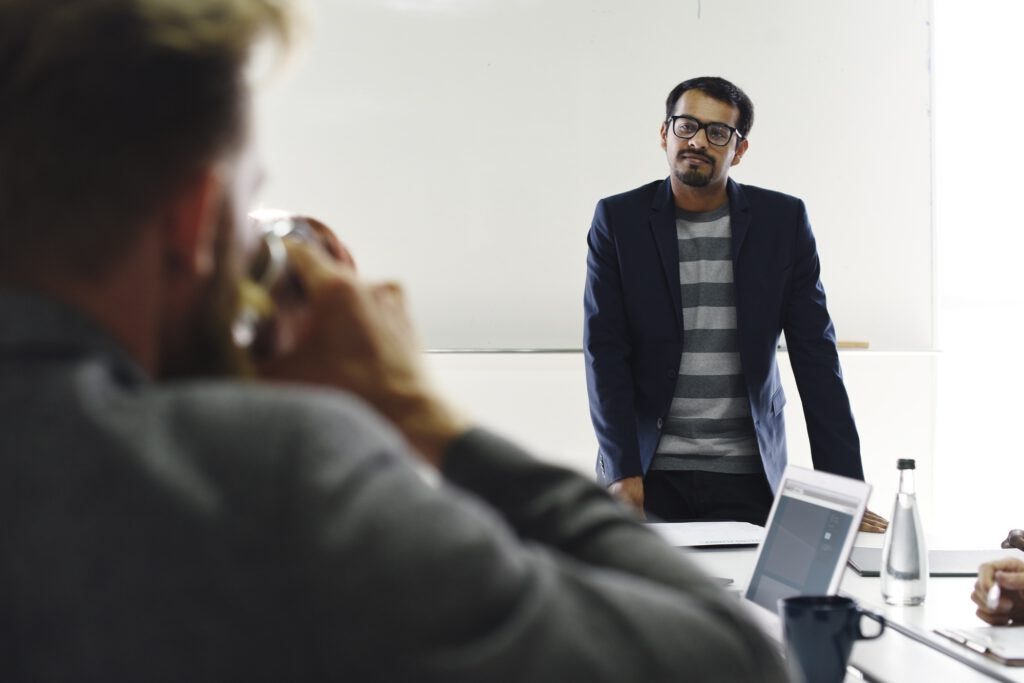 Business coach werkt aan een systeem voor voorspelbare klantacquisitie